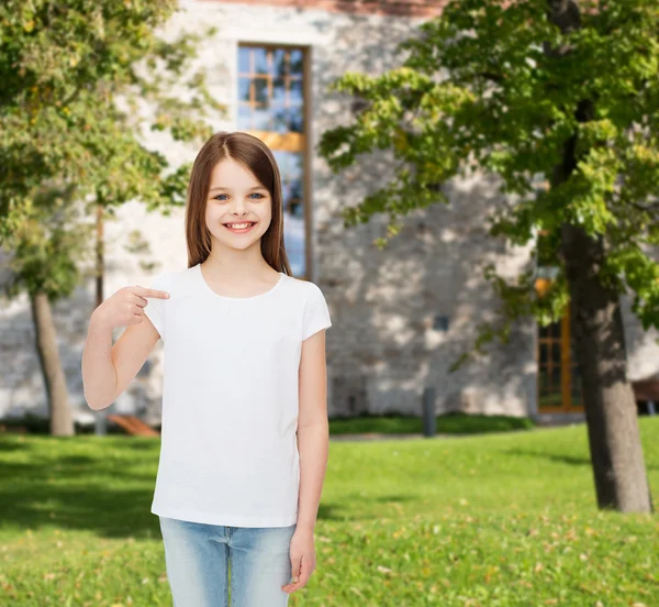 Usmívající se holčička v bílém prázdném tričku — Stock fotografie