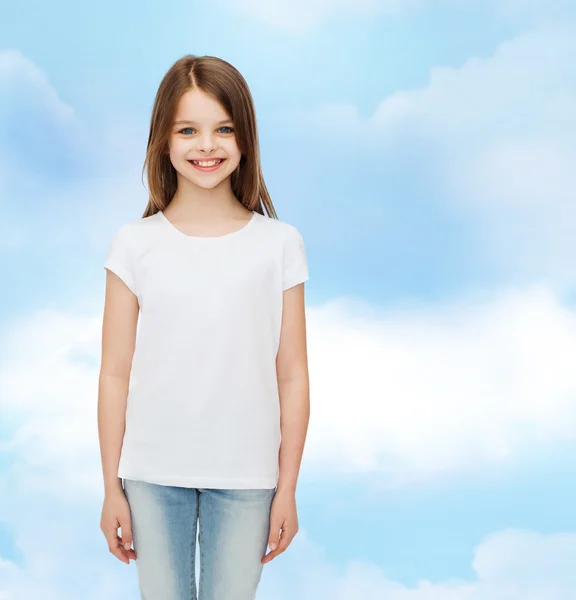 Sorrindo menina em branco t-shirt — Fotografia de Stock