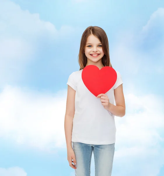 Schönes kleines Mädchen am Tisch sitzend — Stockfoto