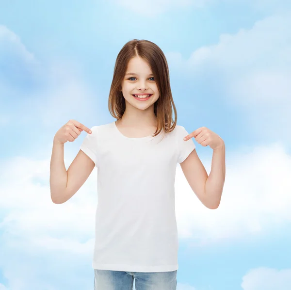 Улыбающаяся маленькая девочка в белой пустой футболке — стоковое фото