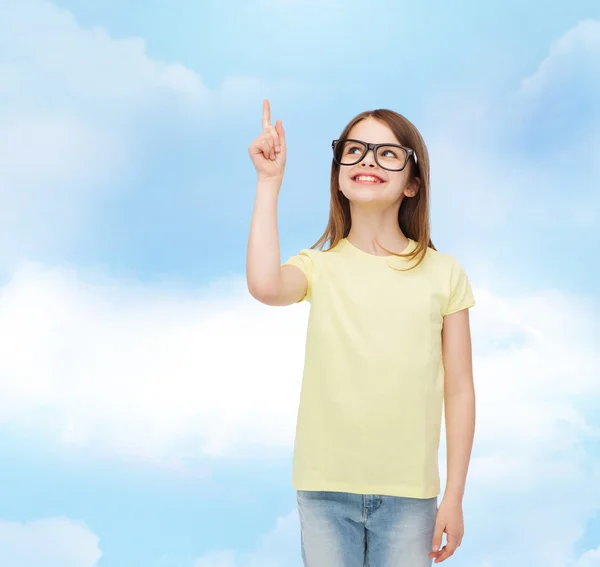 Sonriente linda niña en gafas negras — Foto de Stock