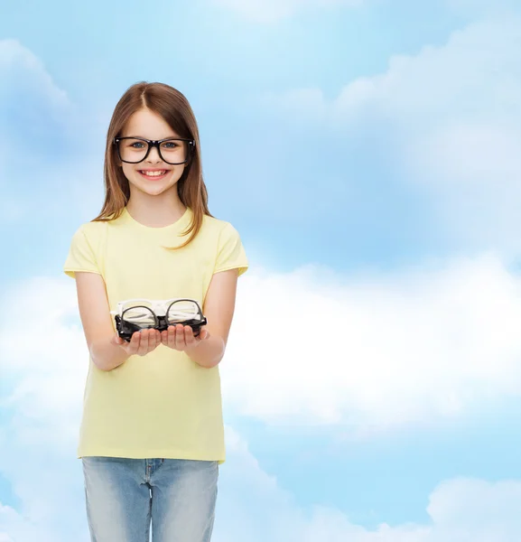 Sorridente carina bambina in occhiali neri — Foto Stock