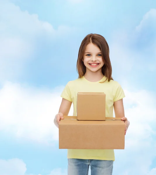 Sorrindo menina em branco t-shirt — Fotografia de Stock