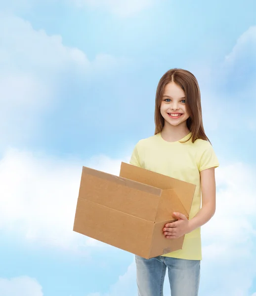 Niña sonriente en camiseta blanca en blanco — Foto de Stock