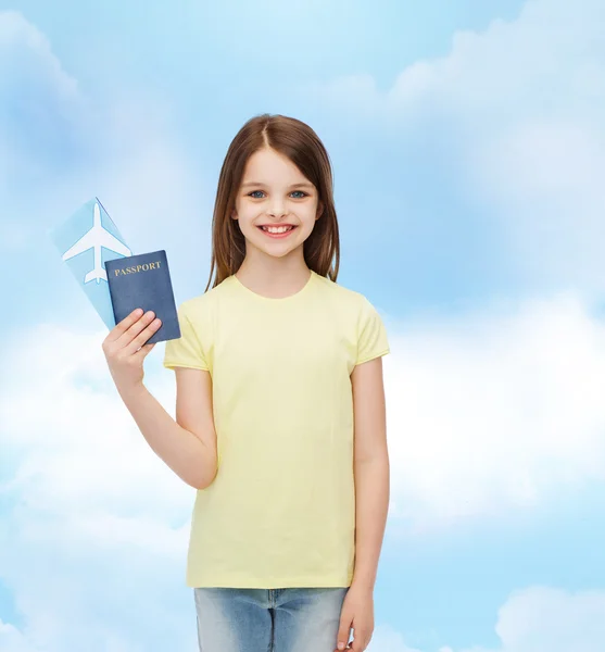 Usměvavá holčička letenku a cestovní pas — Stock fotografie