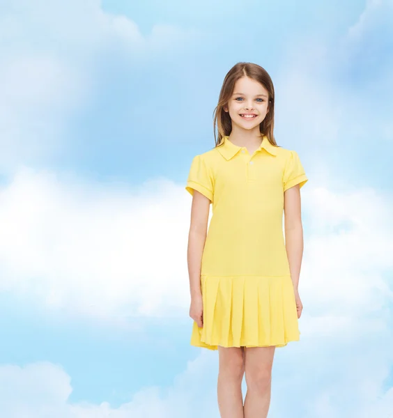 Sorridente bambina in abito giallo — Foto Stock