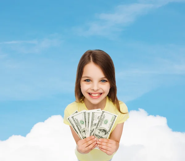 Sorrindo menina com dinheiro em dinheiro dólar — Fotografia de Stock