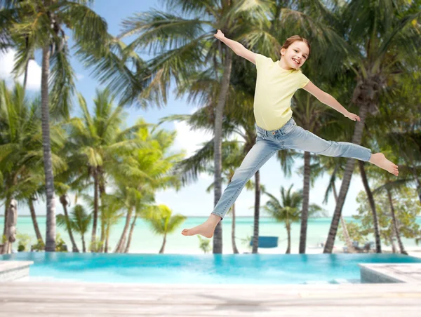 Sorridente bambina che salta — Foto Stock
