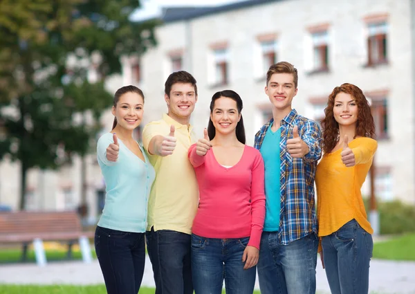 Grupo de adolescentes sonrientes sobre el fondo del campus — Foto de Stock