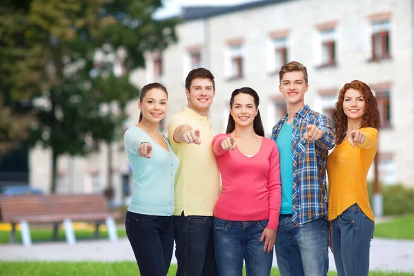 Groep van lachende tieners op campus achtergrond — Stockfoto