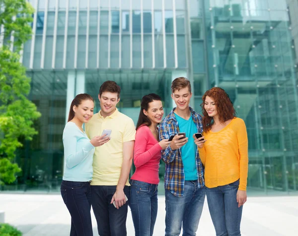 Gruppo di adolescenti sorridenti con smartphone — Foto Stock