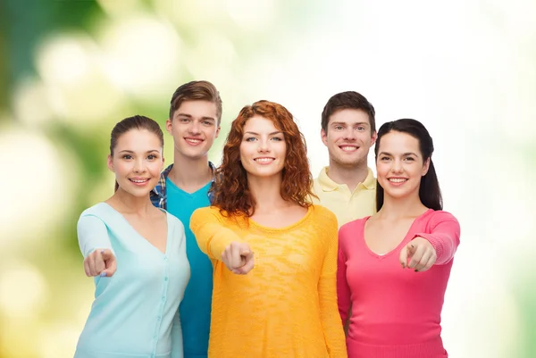 Grupo de adolescentes sonrientes sobre fondo verde — Foto de Stock