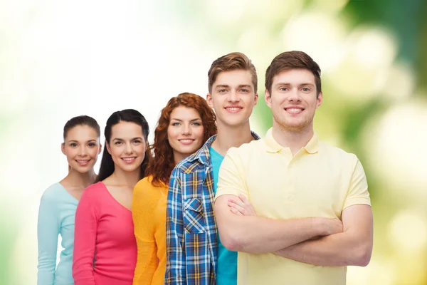 Skupina teenagerů usmívající se nad zeleným pozadím — Stock fotografie
