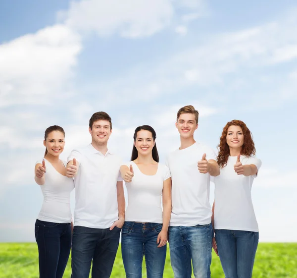 Adolescents souriants en t-shirts montrant pouces vers le haut — Photo