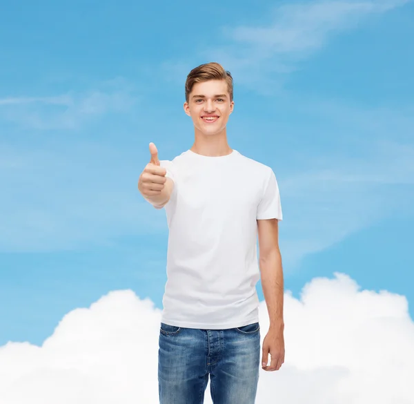 Sorridente homem em branco t-shirt mostrando polegares para cima — Fotografia de Stock