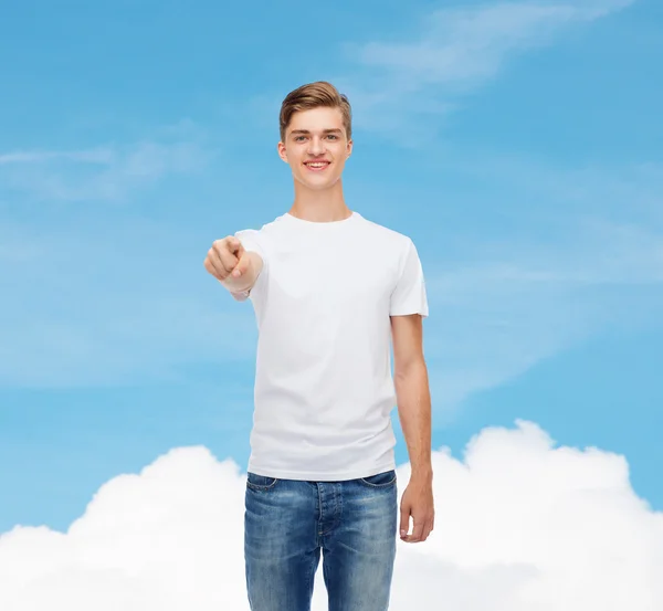 Jovem sorridente em branco t-shirt — Fotografia de Stock