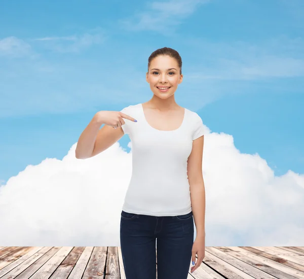 Mujer joven sonriente en camiseta blanca en blanco — Foto de Stock