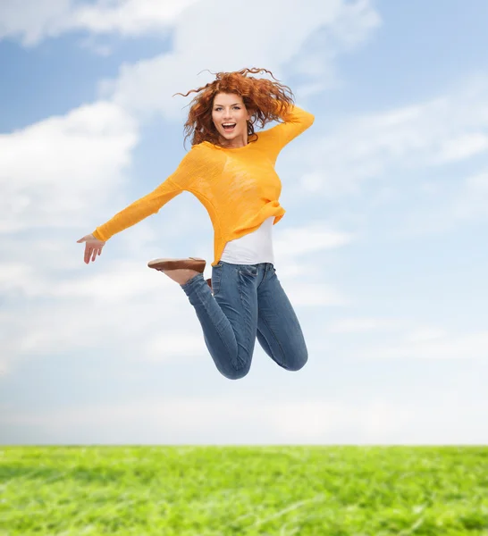 空を飛び跳ねる笑顔の若い女性 — ストック写真