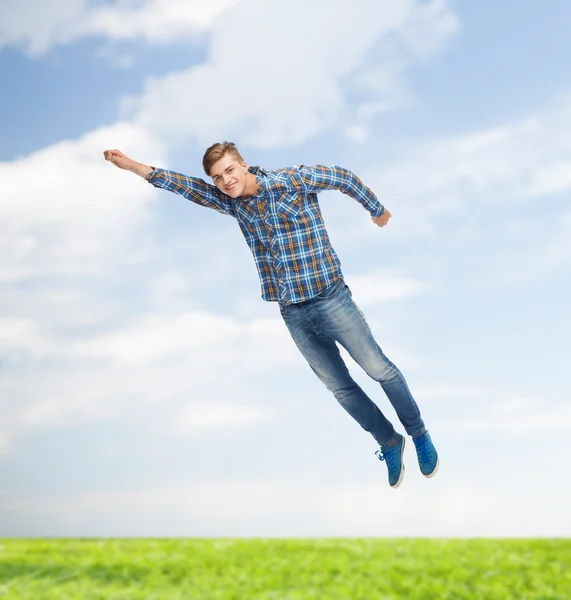 Leende ung man hoppar i luften — Stockfoto