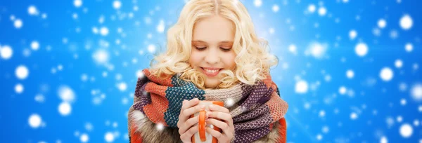 Smiling young woman in winter clothes with cup — Stock Photo, Image