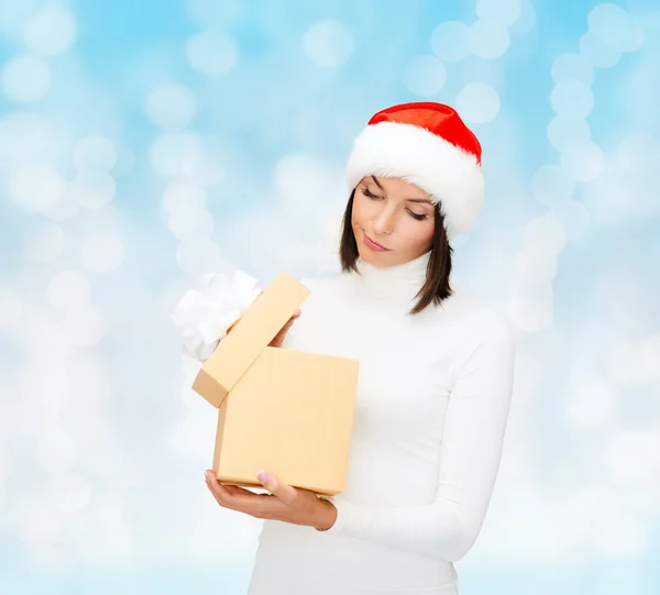 Vrouw in helper kerstmuts met een doos van de gift — Stockfoto