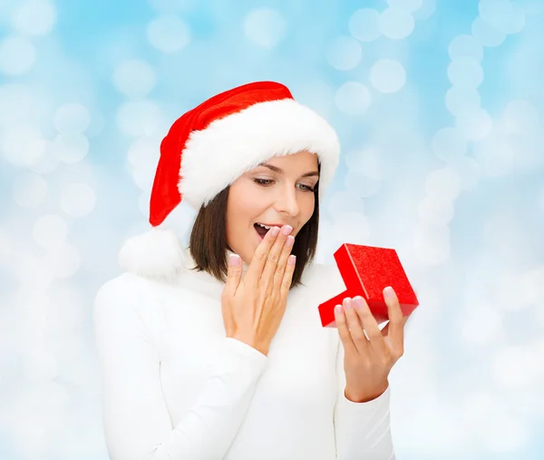 微笑与礼品盒圣诞老人 helper 帽子的女人 — 图库照片