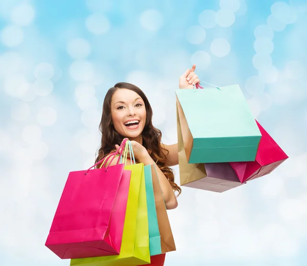 Mujer sonriente con coloridas bolsas de compras — Foto de Stock