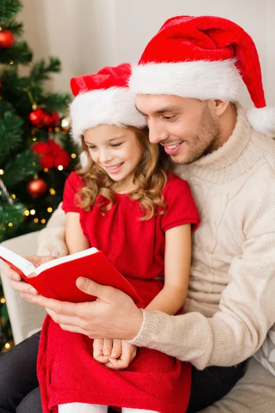 Sonriente padre e hija leyendo libro — Foto de Stock