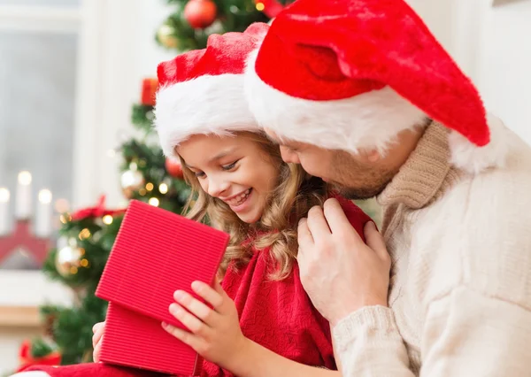 Smiling father and daughter opening gift box — Stock Photo, Image