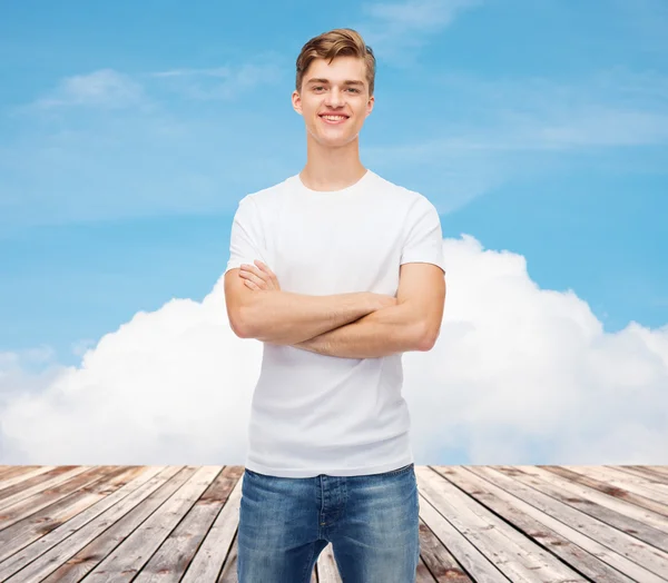 Jovem sorridente em branco t-shirt Fotos De Bancos De Imagens