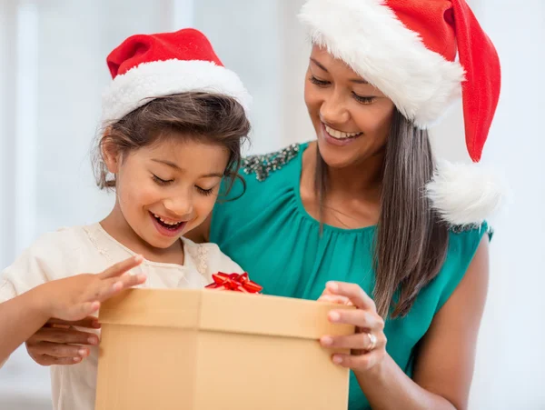 Feliz madre y niña con caja de regalo — Foto de Stock