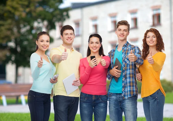 Grupp av tonåringar med smartphones och tablet pc — Stockfoto