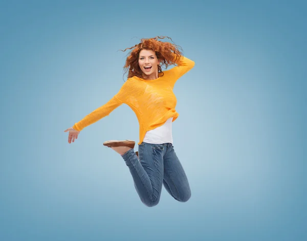 Sorridente giovane donna che salta in aria — Foto Stock