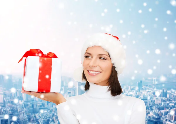 Smiling woman in santa helper hat with gift box — Stok fotoğraf