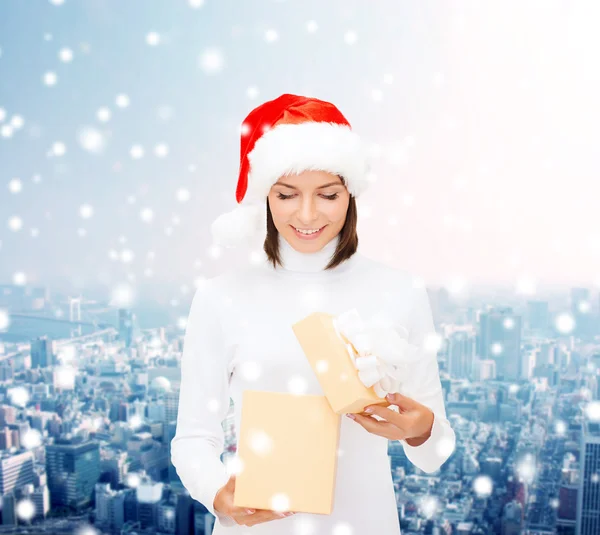 Smiling woman in santa helper hat with gift box — Stock Photo, Image