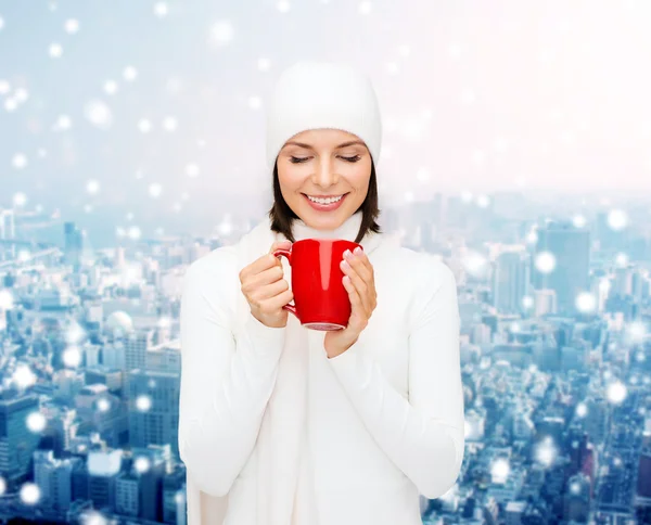 Sorrindo jovem mulher em roupas de inverno com copo — Fotografia de Stock