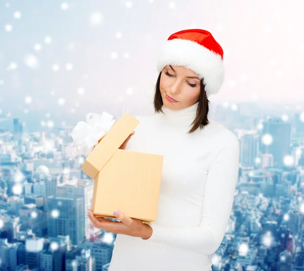 Mujer en sombrero de ayudante santa con caja de regalo — Foto de Stock