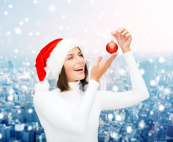 크리스마스 볼 산타 도우미 모자에 있는 여자 — 스톡 사진