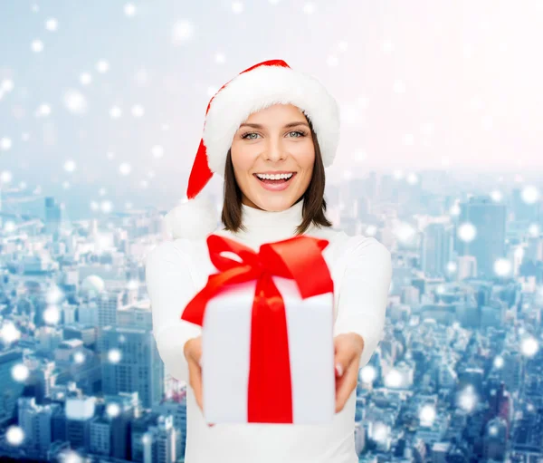 Smiling woman in santa helper hat with gift box — Stok fotoğraf