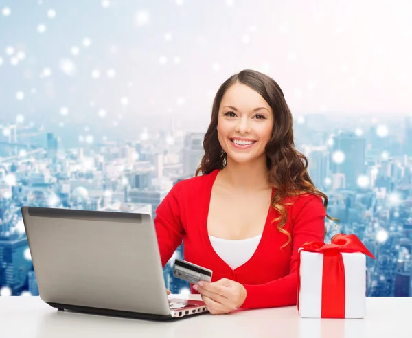 Smiling woman with credit card and laptop — Stock Photo, Image