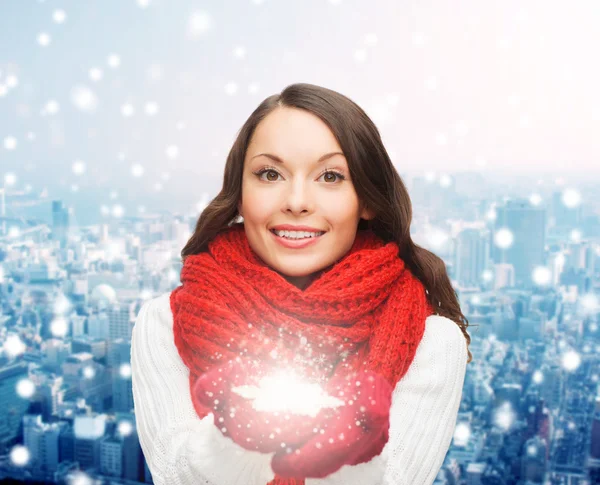 Leende kvinna i vinterkläder med snöflinga — Stockfoto