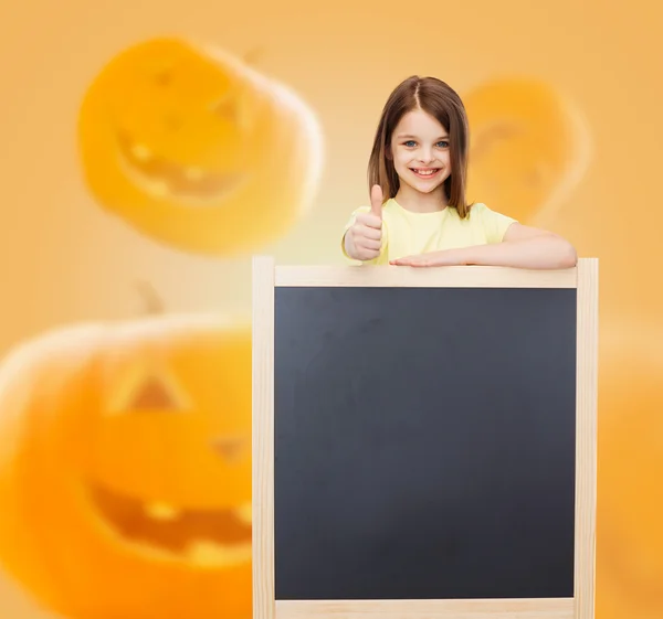 Lächelndes kleines Mädchen mit Tafel — Stockfoto