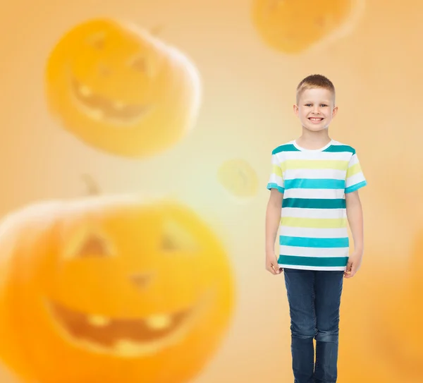 Sorridente ragazzo oltre zucche sfondo — Foto Stock