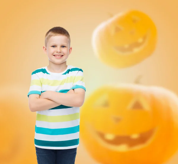 Lachende jongen over pompoenen achtergrond — Stockfoto