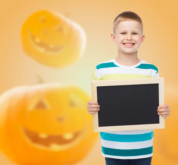 Sorridente bambino con lavagna nera — Foto Stock