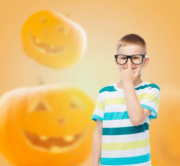 Sorridente ragazzo in bicchieri sopra zucche sfondo — Foto Stock