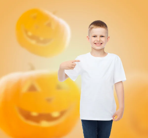 Sorridente ragazzo oltre zucche sfondo — Foto Stock