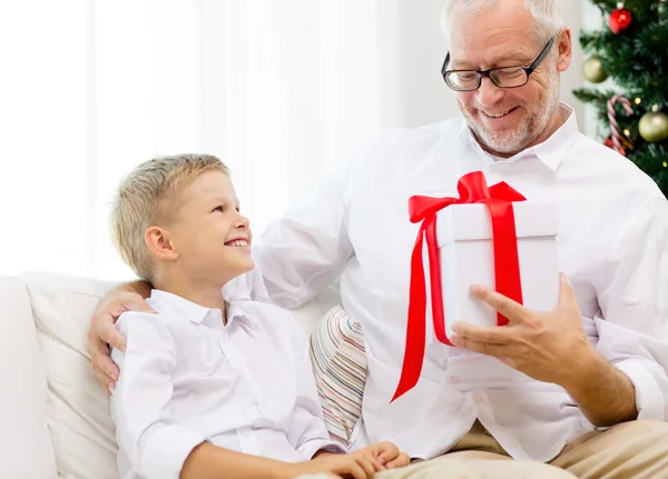 Grand-père et petit-fils souriants à la maison — Photo