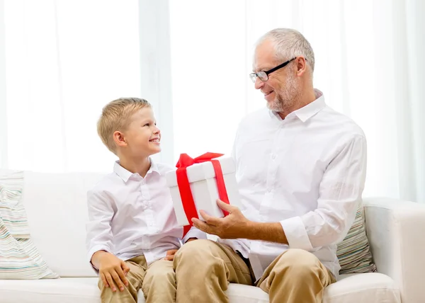 Nonno e nipote sorridenti a casa — Foto Stock