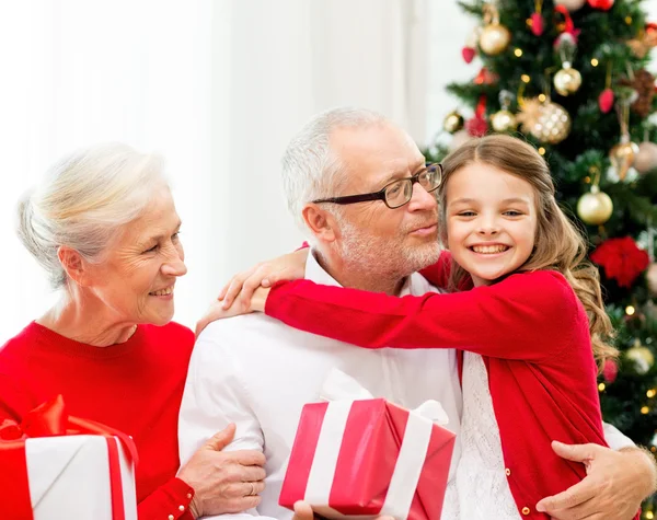Lachende familie met geschenken thuis — Stockfoto